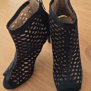 Thalia Sodi sexy black suede shoes